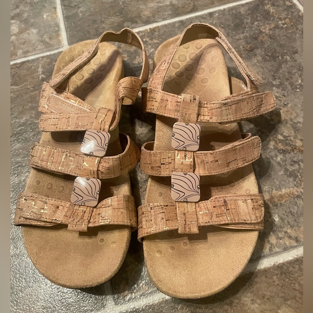 Vionic Sandals in Beige women’s size 8